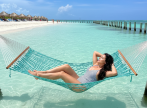 Mulher relaxando em jericoacoara