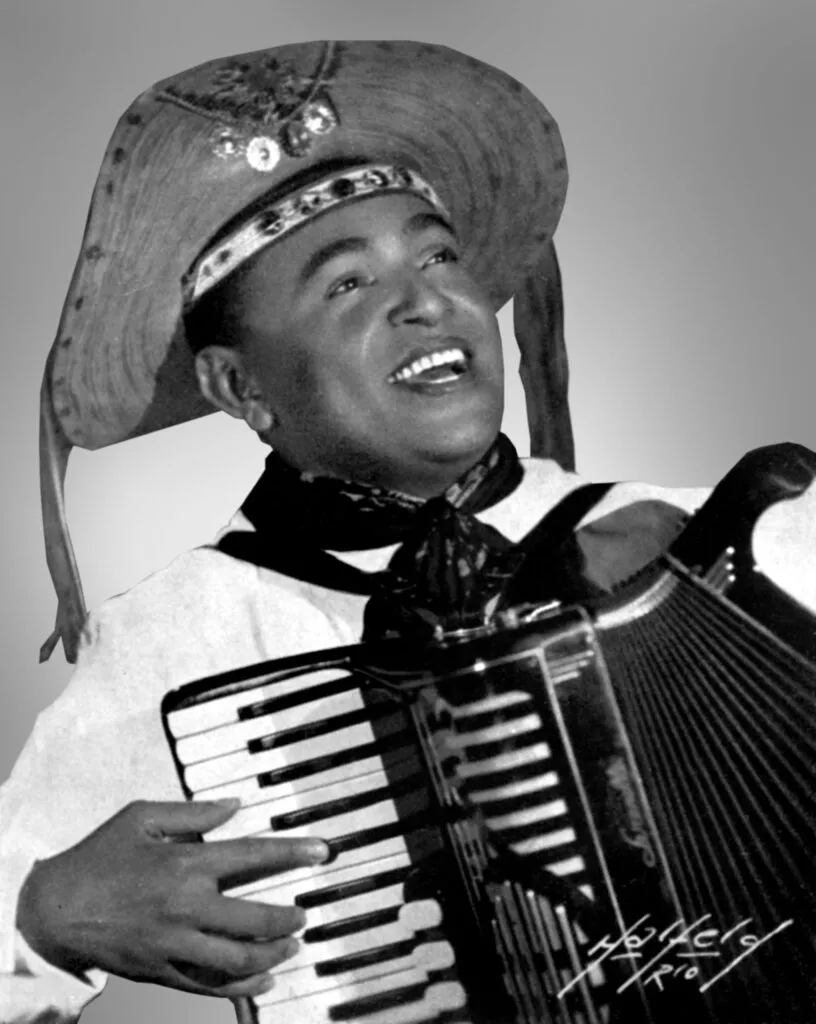 Luiz Gonzaga em sua forma mais icônica, o chapéu de couro, abraçando a sanfona que foi sua voz para o mundo. Fonte: Site Luiz Gonzaga